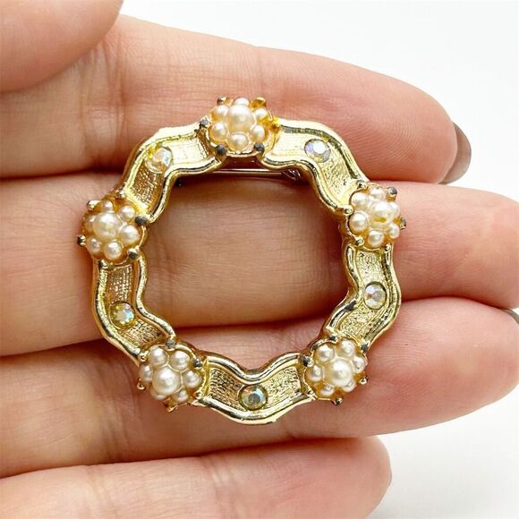 Vintage Small Gold Tone Brooch Faux Pearls Rhinestones Circular Wreath Pin - Picture 1 of 6